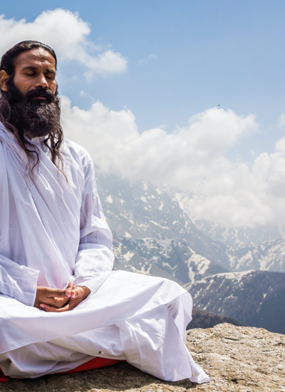 Bei der Meditation sitzen oder liegen? Der Parade-Yogi weiß Bescheid!