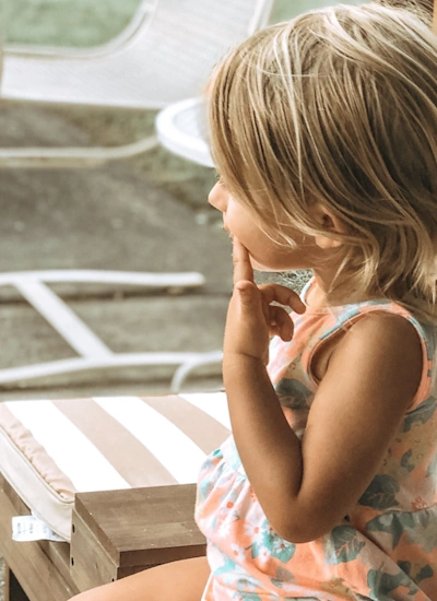 Meditation oder Gedanken im Kopf des kleinen Mädchens